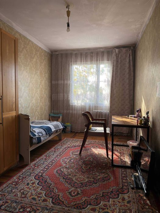 2 хона 60 кв.м. уй сотилади. Кора-камиш 2/4, 9 каватли уйни 2-кавати.