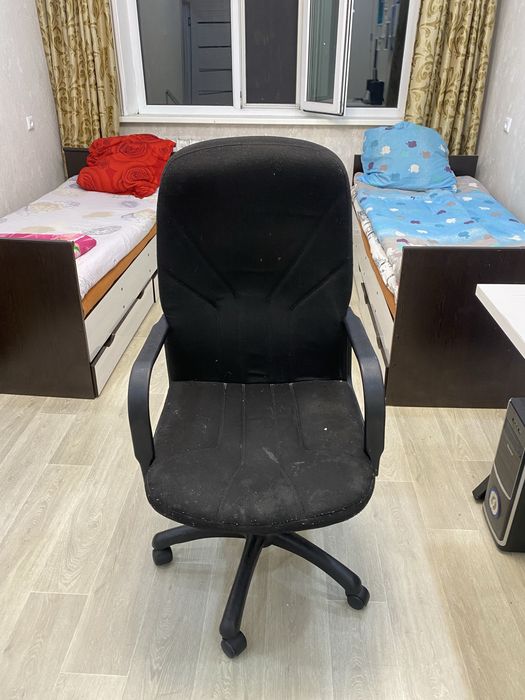 Офисное кресло в среднем состоянии