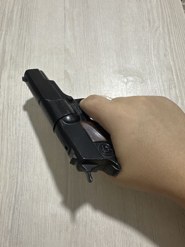 Igrushka temir Pistolet sotiladi