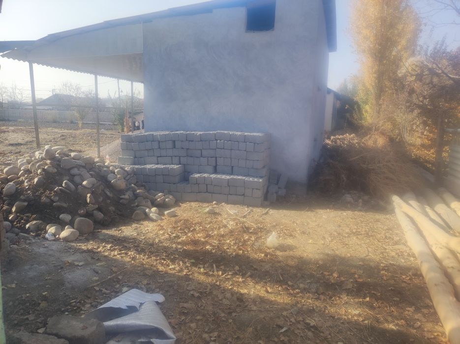 Uchastka sotiladi 7 sotix 1 sotix zaxvati bor