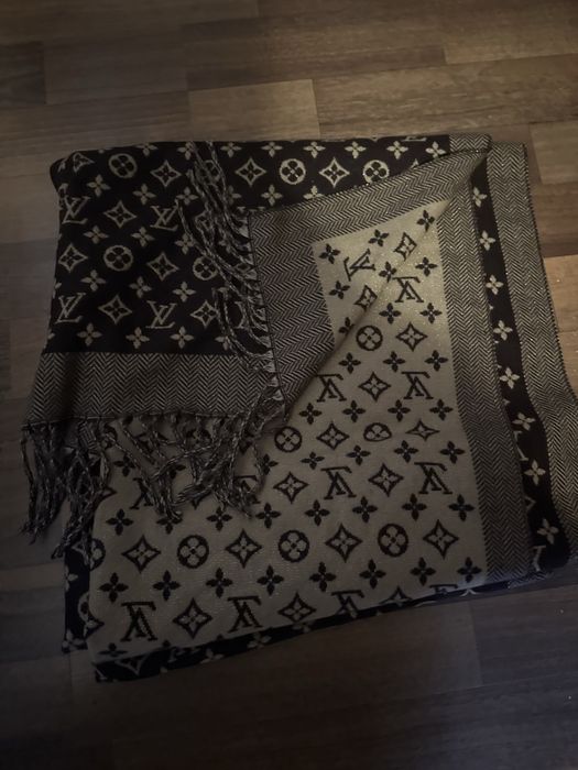 Vand esarfa LV, noua 50 lei