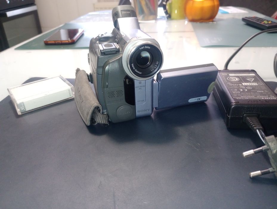 Sony HandyCam, lentilă Carl Zeiss, ecran LCD, mini DV videocam