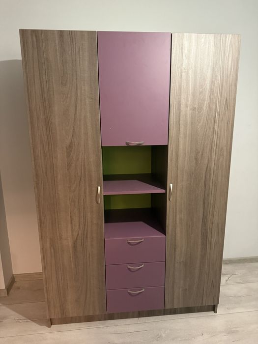 Продавам легло и гардероб