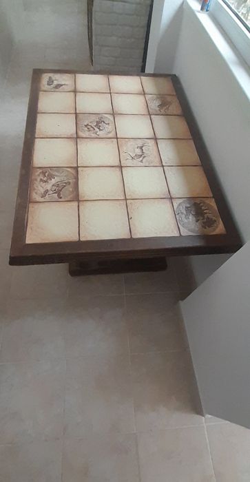 Măsuță  din lemn masiv sculptată