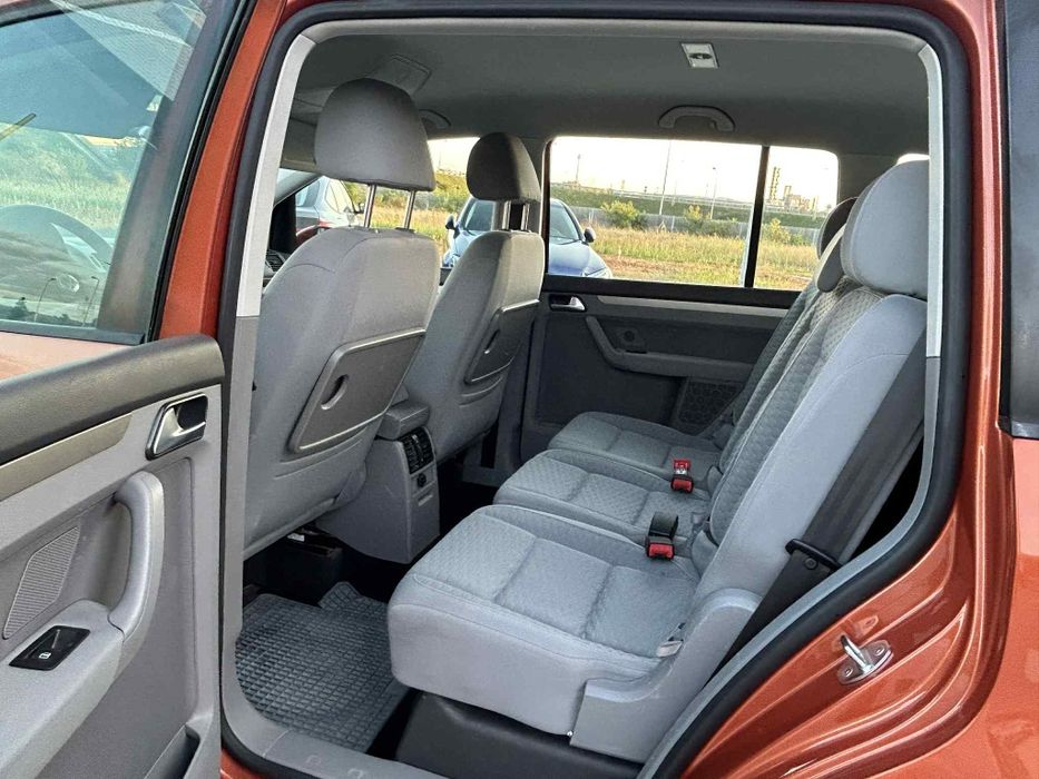 Vând Volkswagen touran an fabricatie 2010