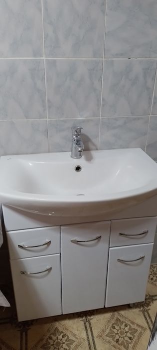 Продам тумба с раковиной и полка с  зеркалом
