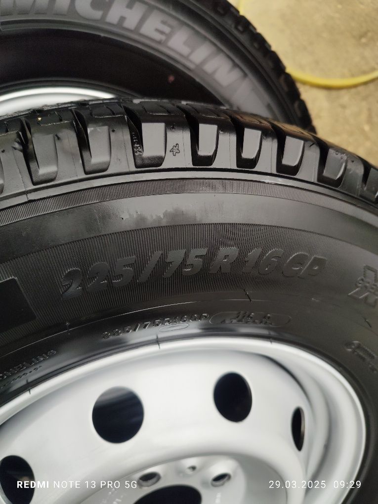 Продавам 4 броя гуми Michelin  225 75 16 С с джанти за бус Дот 22-ра