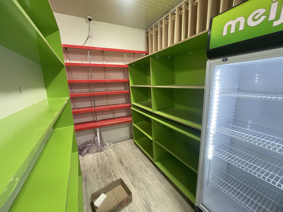 Magazin uchun mebel sotiladi