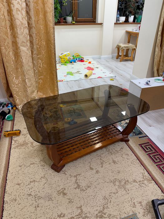 Журнальный стол из дерева и стекла