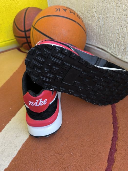 Чисто нови маратонки NIKE 44 номер