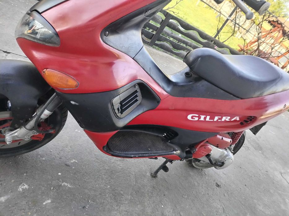 Vând scuter GILERA RUNNER care funcționează perfect.
