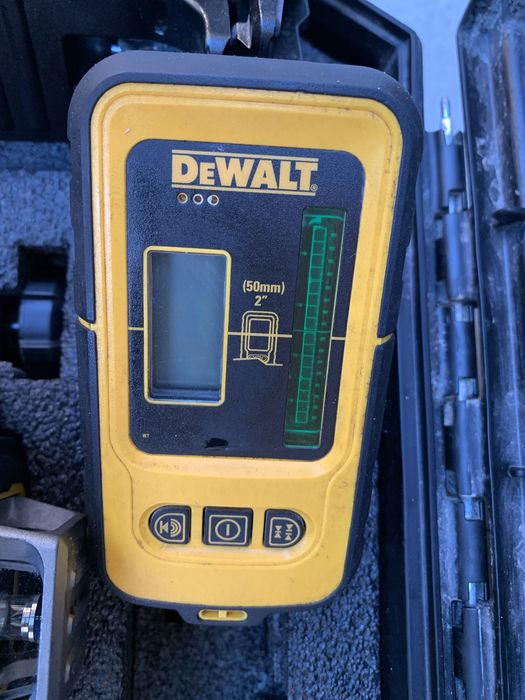 DeWALT DCE089G18/лазерен нивел +детектор, стойки и мишена