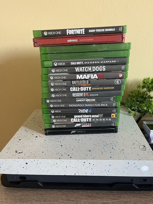 Vand Xbox One X, 3 controllere, 20 jocuri