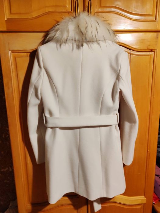 Бяло красиво палто с "богата" естествена кожа.
