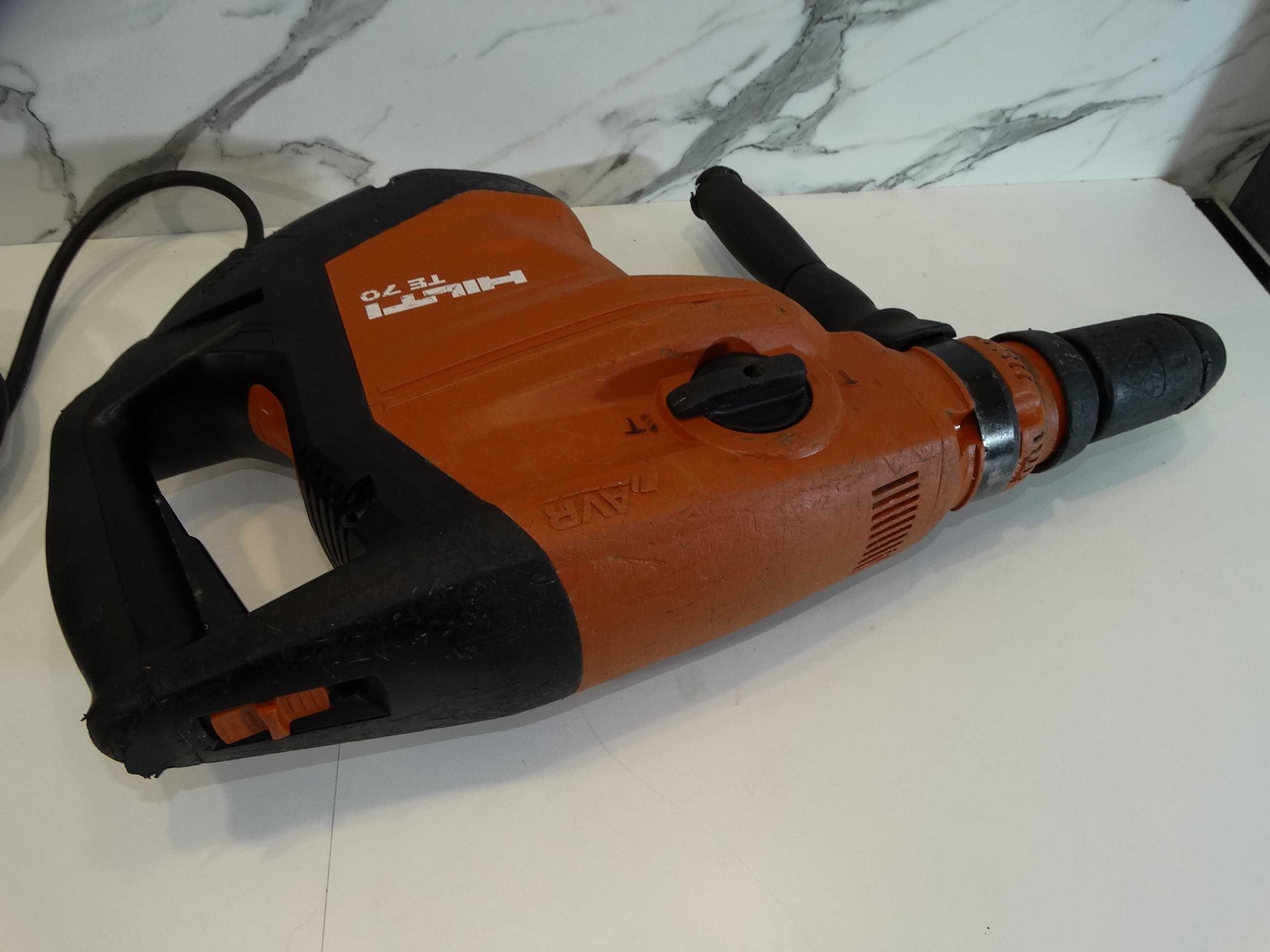 Hilti TE 70 AVR - Ударо пробивна машина 11.5 J