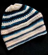 Căciulă beretă tricotată croșetată manual handmade din lână