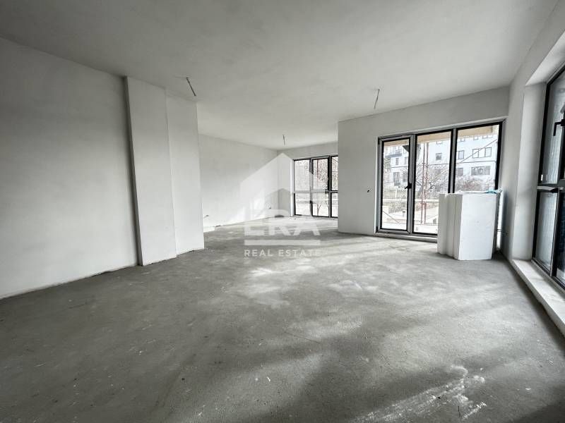 Четиристаен  апартамент за продажба, с големи стаи, в новопостроен ком