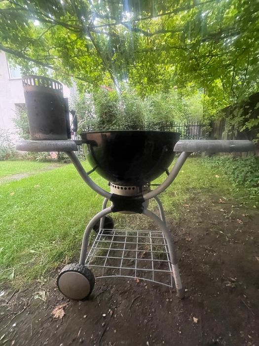 Grătar Weber Cărbuni/Lemne cu măsuțe