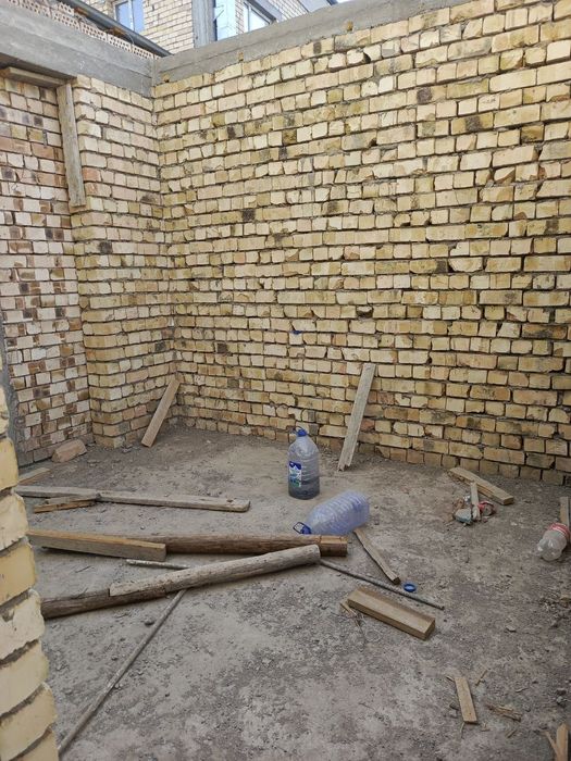 Izzada dom sotiladi srochna 53+53 kv