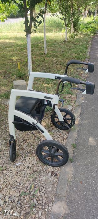 Vând cadru pliabil ,rolator