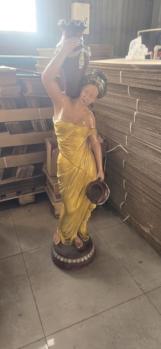 Фигура из бетонна девушка с кувшинами.