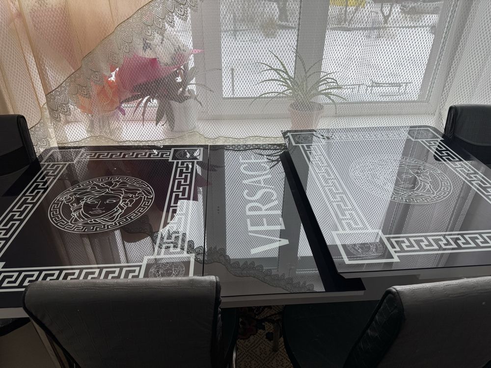 Продам стол со стульями.