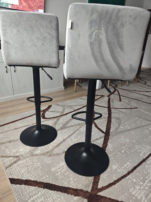 Продавам два бар стола