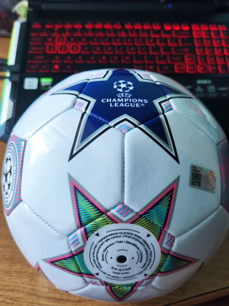 Футболна топка UEFA Champions League