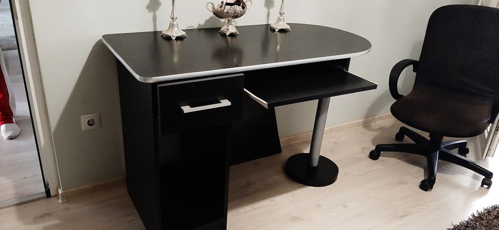 Masă și scaun de birou