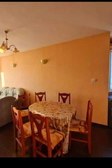 Кръгла разтегателна маса Ø90→115 см + 6 стола, отлично състояние