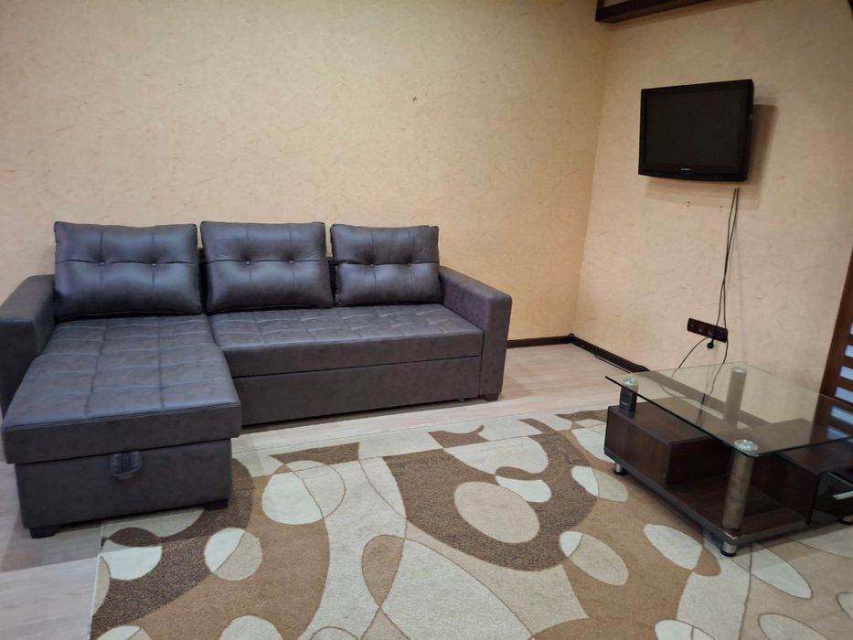 Аренда 1*2 комнатной квартиры ЦУМ ор-р 110-школа|поставлен новый диван