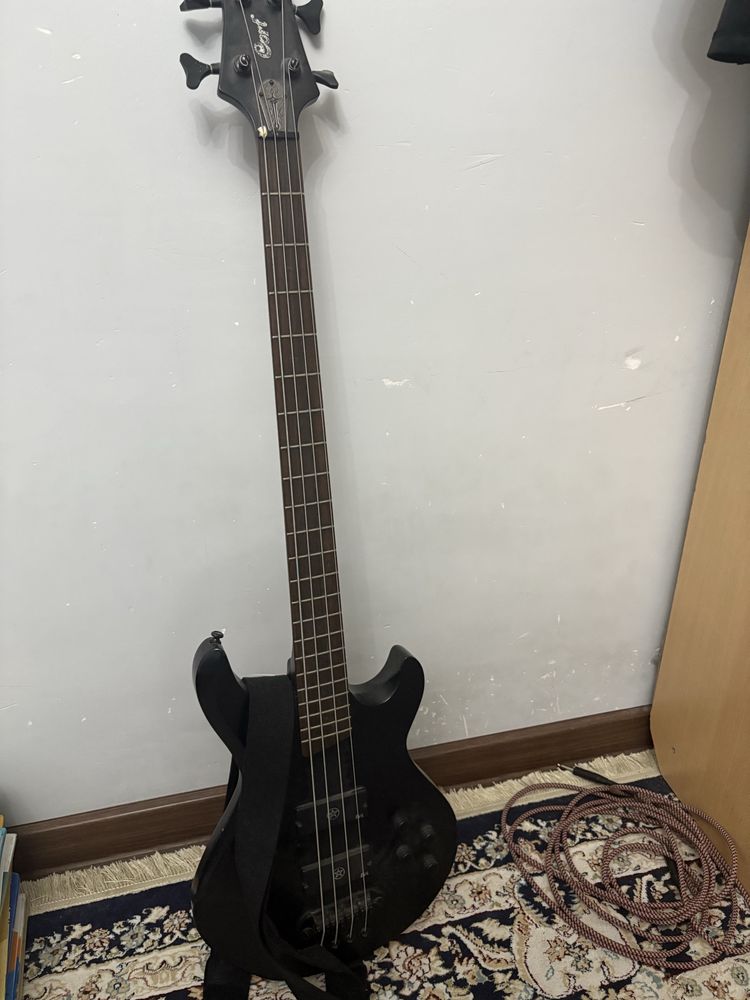 Бас гитара cort evl-z2b + комбик behringer