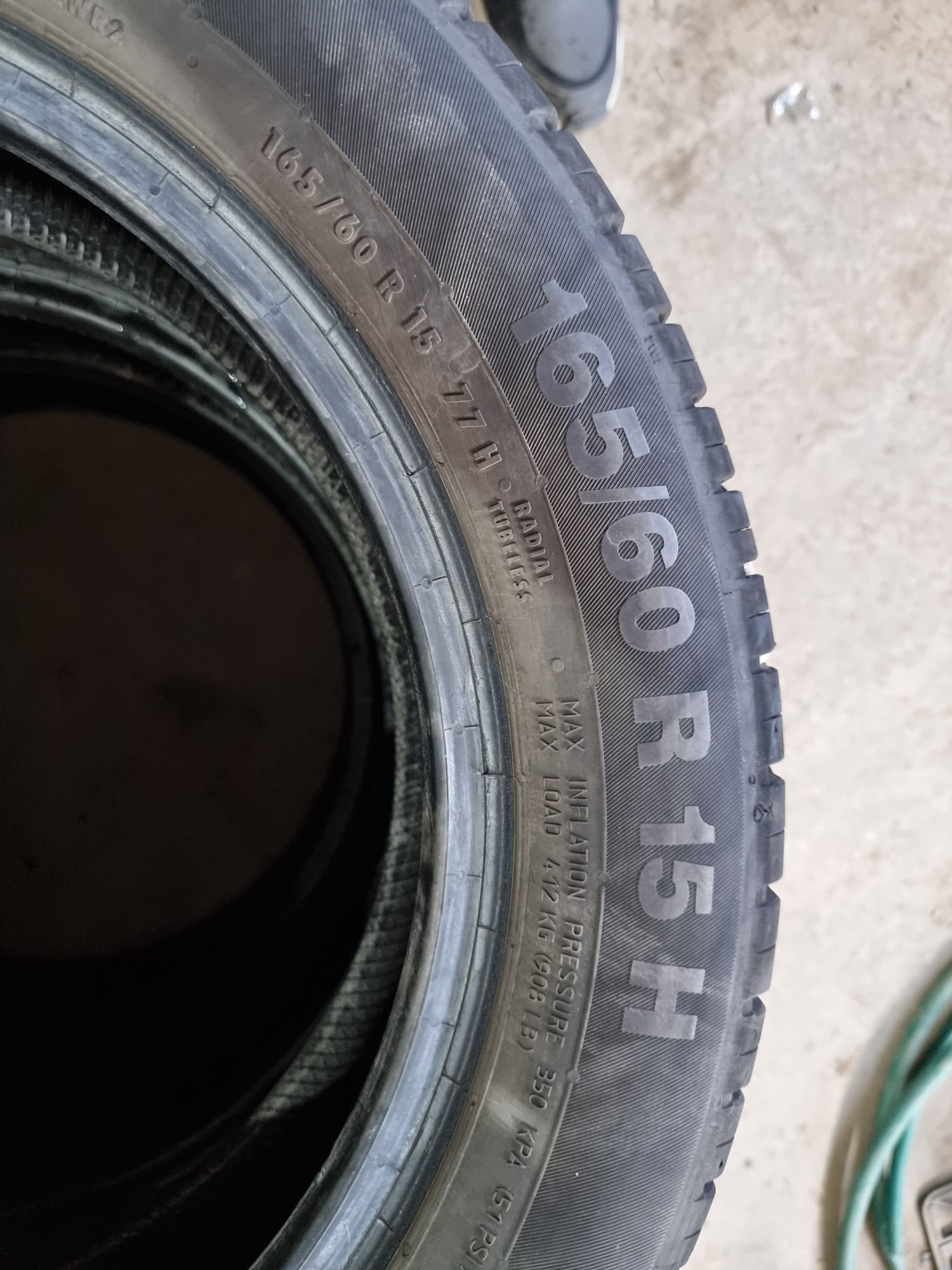 Vând anvelope 165/60R15 Continental