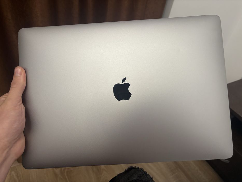 Vand urgent macbook pro i7,16 gb ram , placa video dedicata ,512Gb!