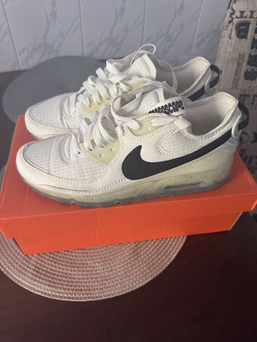 Vand adidasi Nike