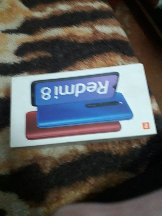 Продам Редми 8 Коробка с доками,чехол, зарядное все есть. Громкий.