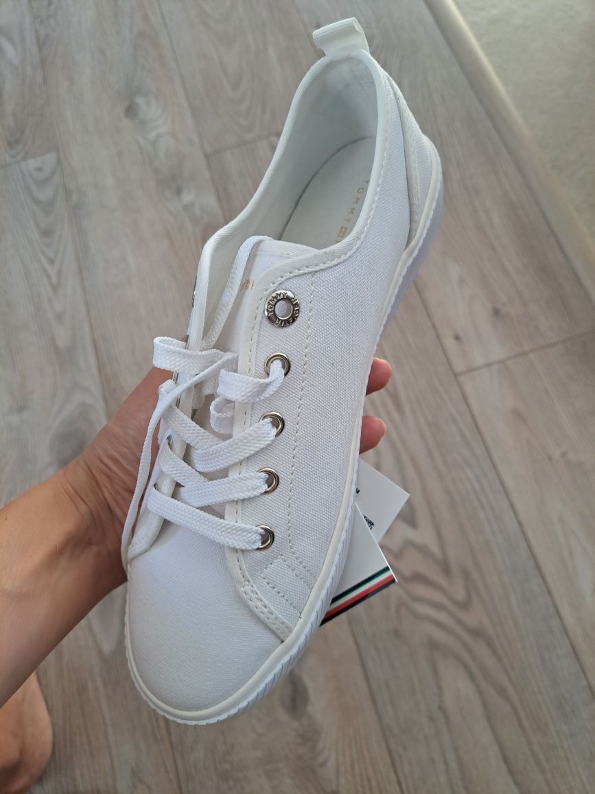 Бели кецове Tommy Hilfiger