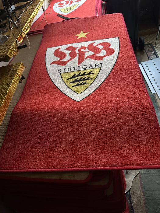 1500 covorașe VfB Stuttgart 60×100 cm – noi – 2,5 €/buc