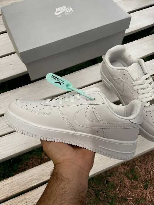 Nike Air Force 1 Triple White