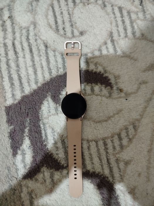 Продам Samsung Galaxy watch 4 в хорошем состоянии