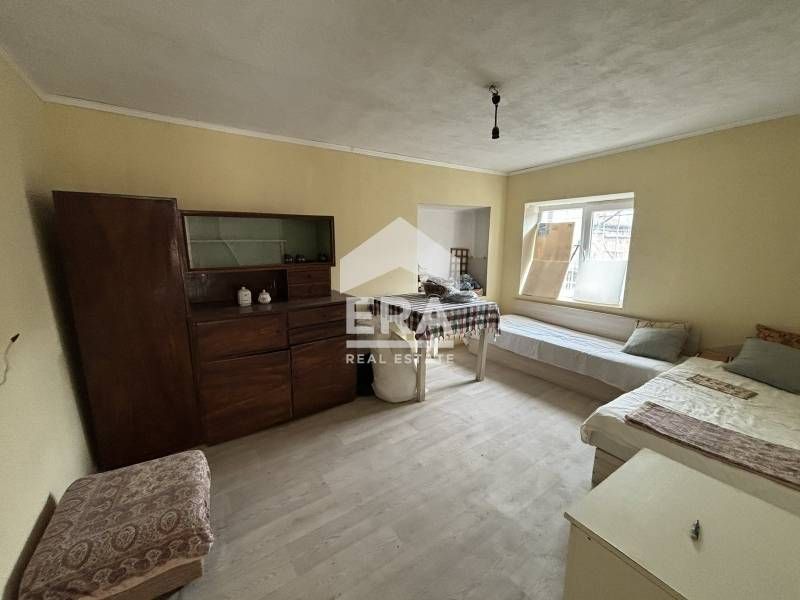 Етаж от къща с двор в спокоен квартал