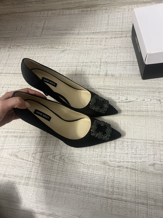 Черни класически обувки на ток Nine West