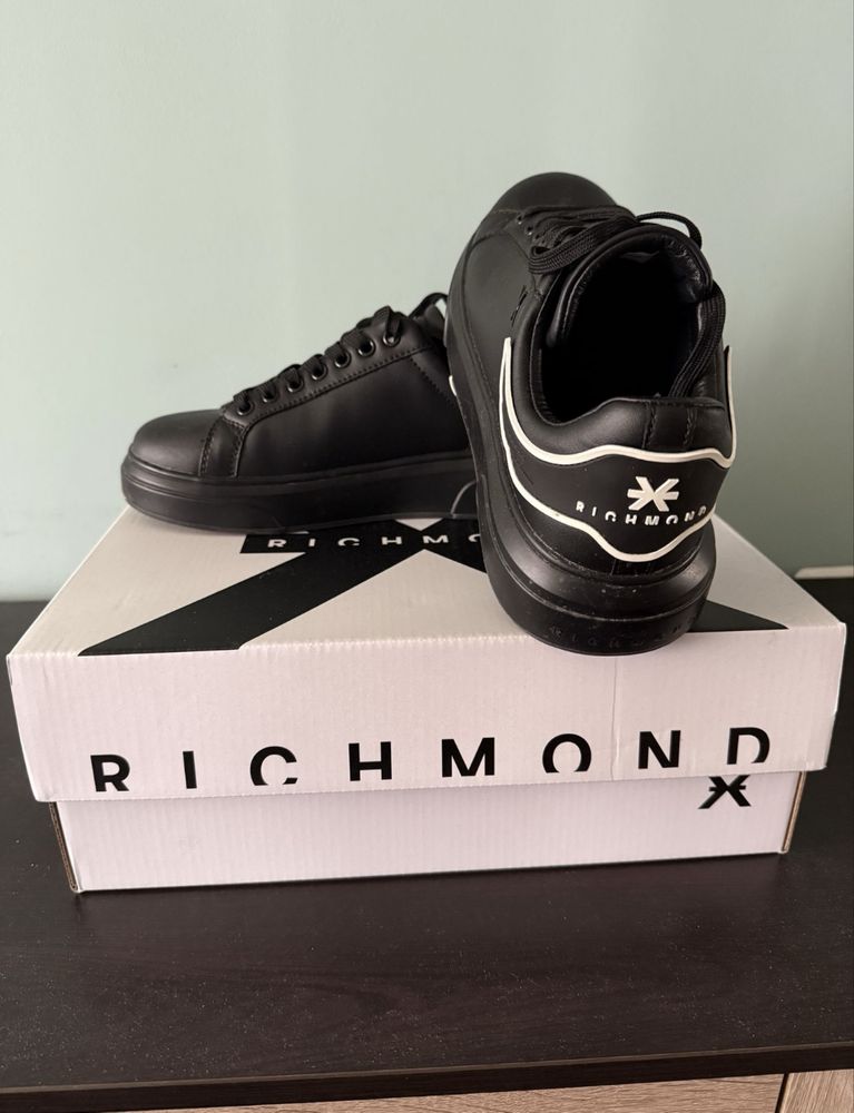 Обувки John Richmond