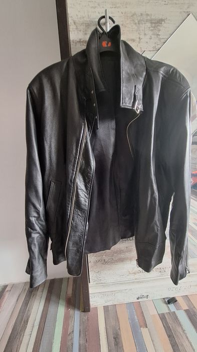 Vand geaca de piele ca si noua