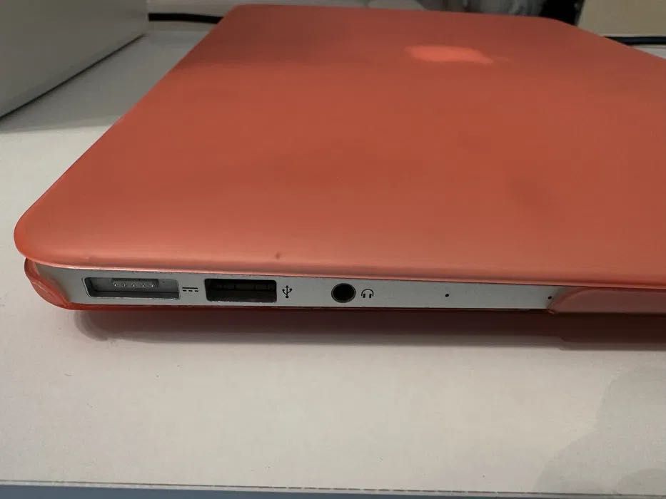 Продавам Apple Macbook Air 13.3 (i5, 8GB, 128GB)+аксесоари