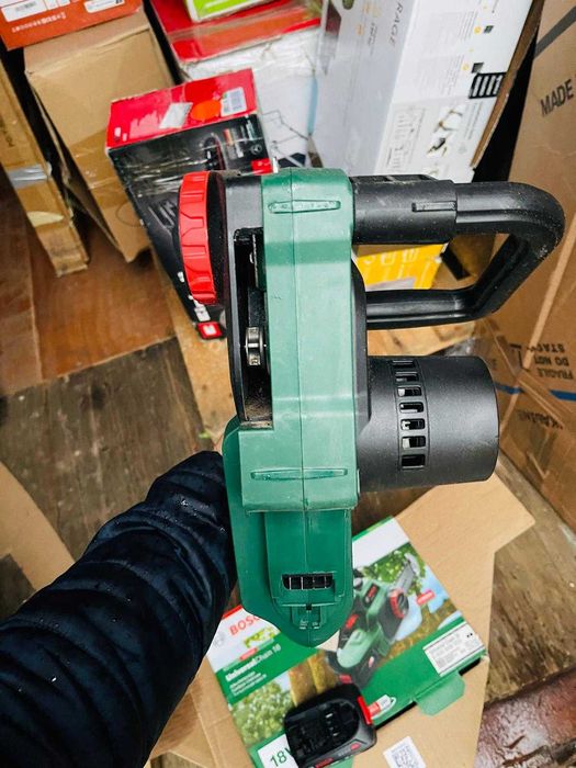 Fierastrau electric cu lant Bosch UniversalChain Li-ion 18V Li-ion