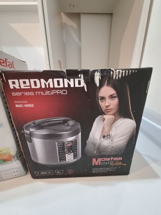 Мультиварка REDMOND RMC-M252 серебристый
