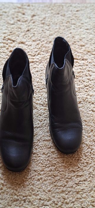 Botine din piele, negre, cu un mic toculet, marimea 39