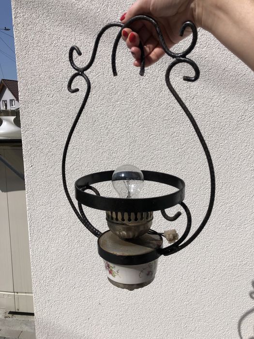 Lampă electrică din fier forjat si porțelan cu abajur din sticlă albă