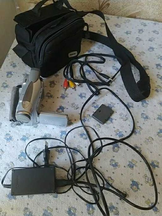 Продаётся видеокамера Canon MV800